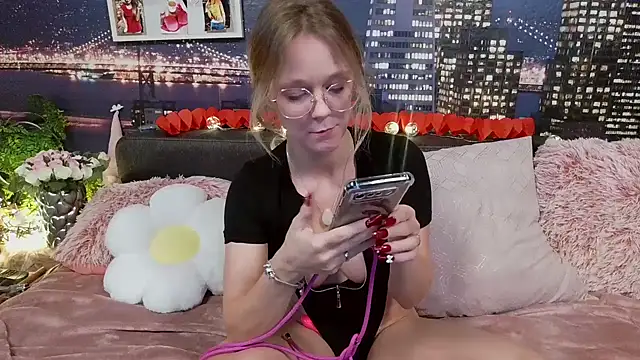 little-leni online show from February 16, 2025, 2:43 pm