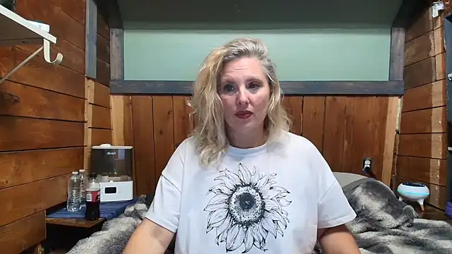 lisaxlovexxx online show from May 23, 2026, 2:28 am
