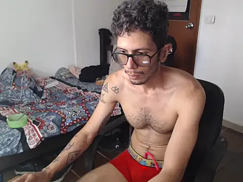 Snapshot of alisterxxx chatting on July 8, 2026, 2:43 pm alisterxxx online show from July 8, 2026, 2:43 pm