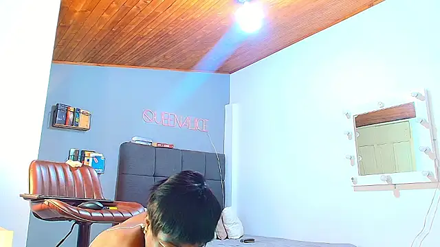 queenaliice online show from February 18, 2026, 11:39 am