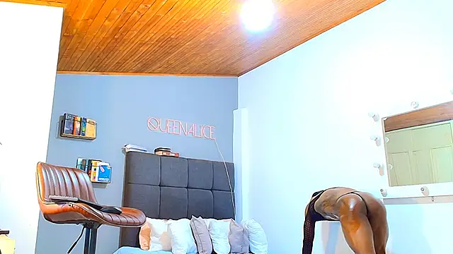 queenaliice online show from February 28, 2026, 11:22 am