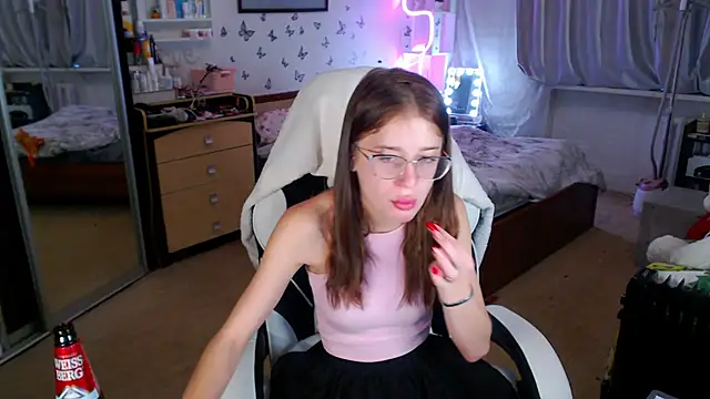 Kira honeyy online show from October 8, 2025, 6:00 am