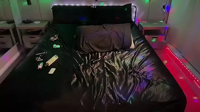 MikyFoxx online show from February 5, 2026, 6:07 am