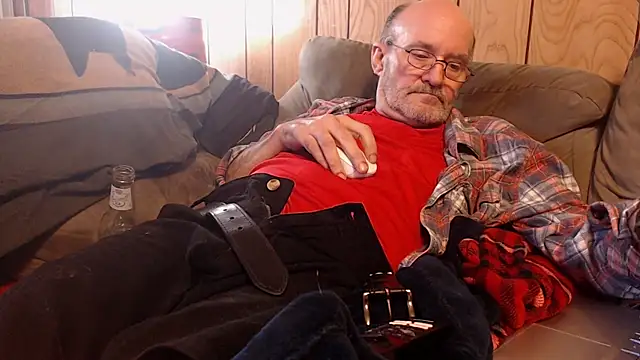 Snapshot of snickers1 chatting on April 14, 2026, 4:24 pm snickers1 online show from April 14, 2026, 4:24 pm