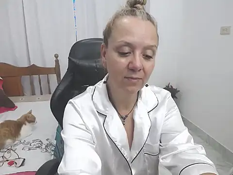 yeslluisa online show from April 12, 2026, 8:58 pm