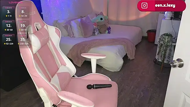 queenxlexy online show from June 12, 2026, 7:02 pm