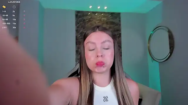 Snapshot of EllaClark chatting on January 14, 2025, 2:19 am EllaClark online show from January 14, 2025, 2:19 am