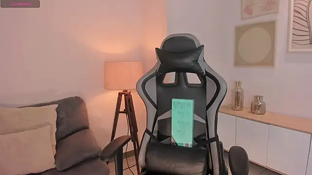 Snapshot of EllaClark chatting on October 3, 2025, 6:27 pm EllaClark online show from October 3, 2025, 6:27 pm