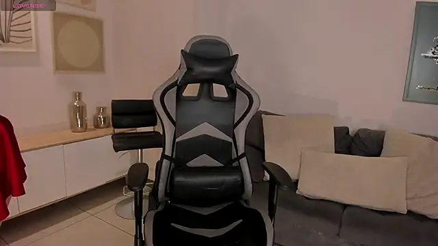 Snapshot of EllaClark chatting on October 14, 2025, 5:36 pm EllaClark online show from October 14, 2025, 5:36 pm