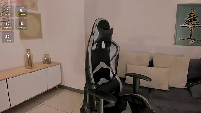 Snapshot of EllaClark chatting on October 18, 2025, 4:30 pm EllaClark online show from October 18, 2025, 4:30 pm