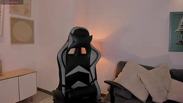 Snapshot of EllaClark chatting on November 1, 2025, 6:10 pm EllaClark online show from November 1, 2025, 6:10 pm