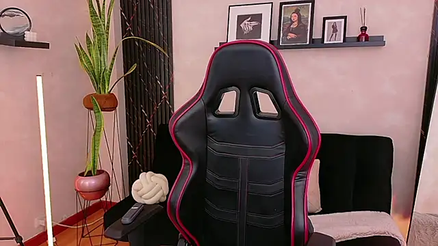 EmmyEvans1 online show from April 13, 2026, 7:41 pm