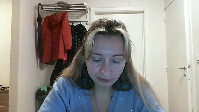 SusanCurt online show from November 25, 2025, 10:48 am