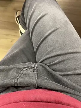 Snapshot of _Inchiodo_ chatting on December 13, 2024, 5:43 pm  Inchiodo  online show from December 13, 2024, 5:43 pm