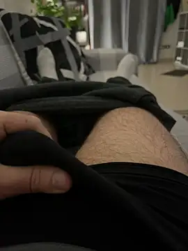 Snapshot of _Inchiodo_ chatting on February 6, 2025, 5:40 pm  Inchiodo  online show from February 6, 2025, 5:40 pm