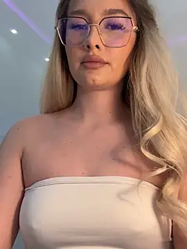 mollyxxx online show from March 14, 2026, 3:23 am