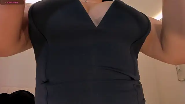 Snapshot of MiaRoberts1 chatting on July 4, 2026, 1:06 pm MiaRoberts1 online show from July 4, 2026, 1:06 pm