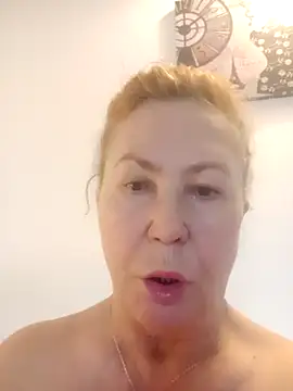 Hottie-Mom online show from November 17, 2025, 7:36 am