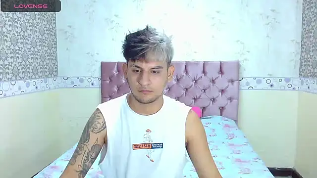 Snapshot of Dona_and_Carl chatting on December 20, 2024, 2:52 am Dona and Carl online show from December 20, 2024, 2:52 am