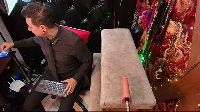 boy n girl online show from April 11, 2026, 11:47 am