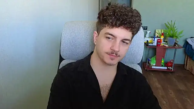 Snapshot of Remy_Miles chatting on May 20, 2026, 5:35 am Remy Miles online show from May 20, 2026, 5:35 am