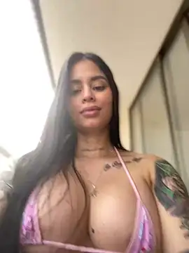 LaraHenao online show from February 10, 2025, 1:22 pm