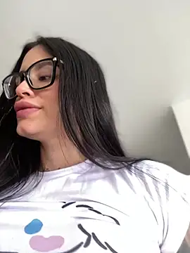 Snapshot of LaraHenao chatting on March 4, 2025, 1:06 pm LaraHenao online show from March 4, 2025, 1:06 pm