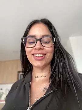 Snapshot of LaraHenao chatting on March 5, 2025, 4:13 pm LaraHenao online show from March 5, 2025, 4:13 pm