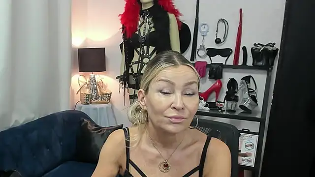 Snapshot of crystaLUX chatting on June 3, 2026, 4:15 am crystaLUX online show from June 3, 2026, 4:15 am