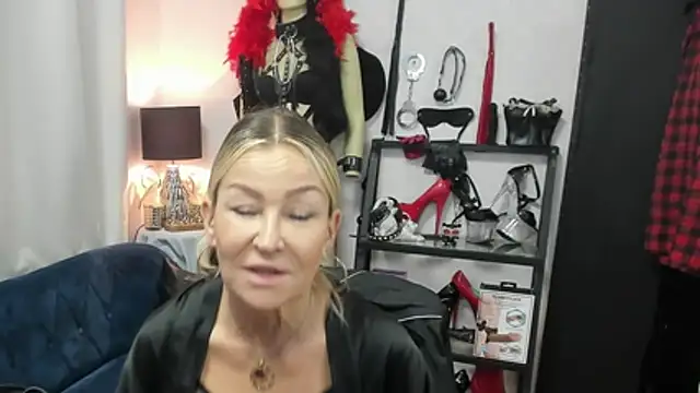 Snapshot of crystaLUX chatting on July 8, 2026, 4:39 am crystaLUX online show from July 8, 2026, 4:39 am