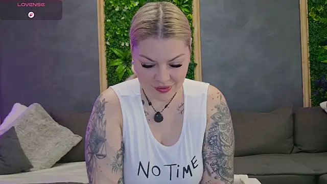 Snapshot of Raven_Luna chatting on May 11, 2026, 4:07 am Raven Luna online show from May 11, 2026, 4:07 am