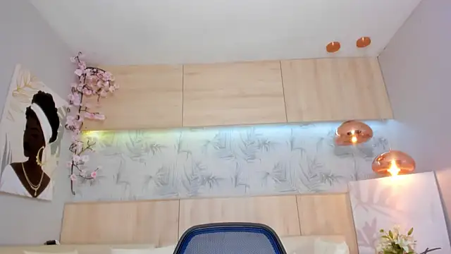 maryevans  online show from September 9, 2025, 12:15 pm