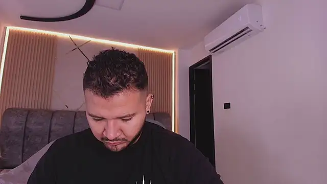 Snapshot of mister_miike chatting on March 31, 2026, 3:08 am mister miike online show from March 31, 2026, 3:08 am