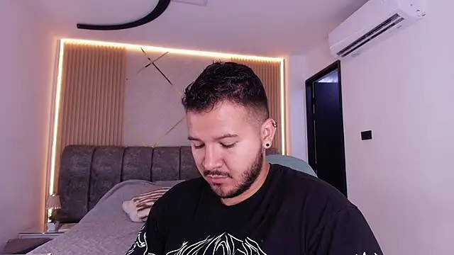 Snapshot of mister_miike chatting on April 7, 2026, 3:07 am mister miike online show from April 7, 2026, 3:07 am