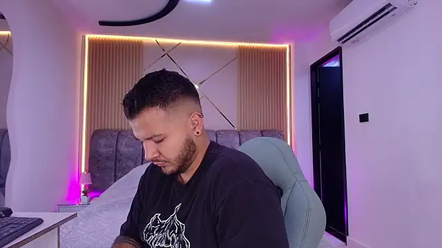 Snapshot of mister_miike chatting on April 8, 2026, 3:06 am mister miike online show from April 8, 2026, 3:06 am