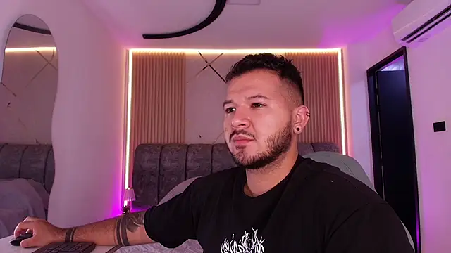 Snapshot of mister_miike chatting on April 15, 2026, 3:02 am mister miike online show from April 15, 2026, 3:02 am