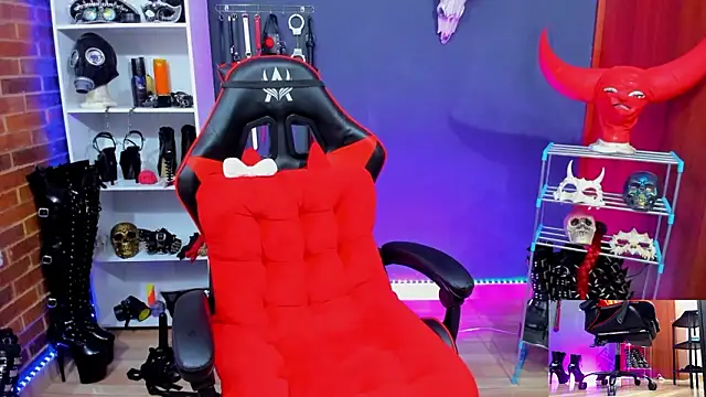 Snapshot of Mistress_Yelena chatting on March 5, 2026, 1:01 am Mistress Yelena online show from March 5, 2026, 1:01 am