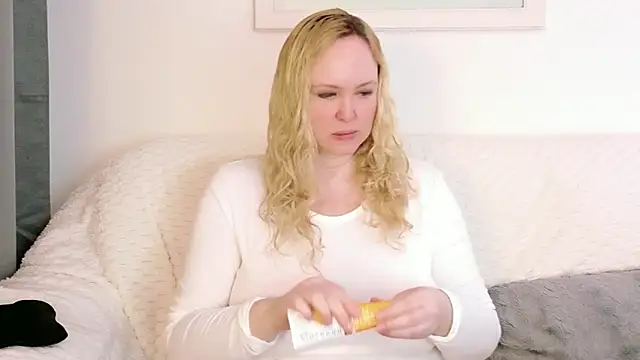 Sarah4you online show from March 12, 2026, 9:32 pm