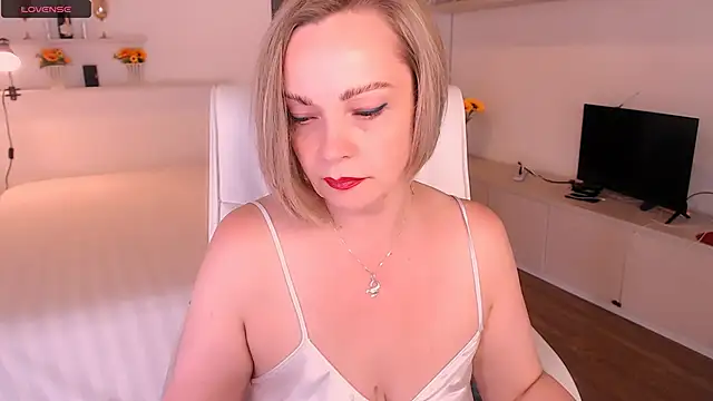 Snapshot of Tilly_Eliot chatting on November 12, 2025, 8:30 pm Tilly Eliot online show from November 12, 2025, 8:30 pm