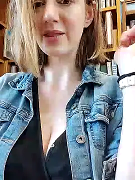 Snapshot of TopsyWilde chatting on February 10, 2025, 8:53 am TopsyWilde online show from February 10, 2025, 8:53 am