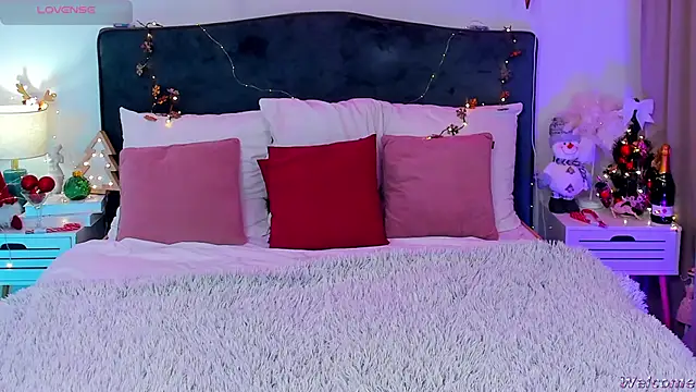 Snapshot of MiaMuse chatting on December 18, 2025, 1:17 pm MiaMuse online show from December 18, 2025, 1:17 pm