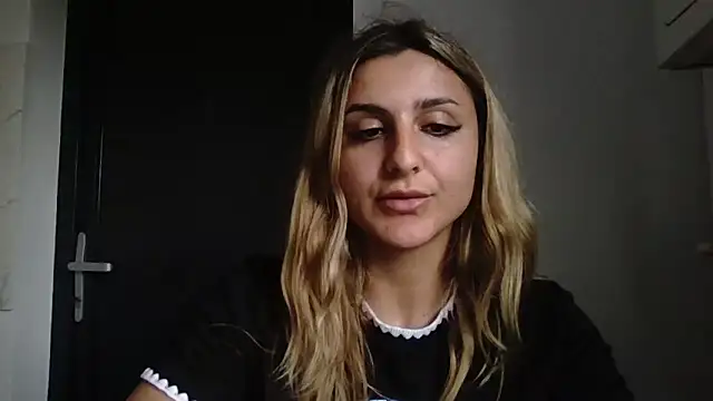 NicolePlay online show from June 3, 2026, 1:36 pm