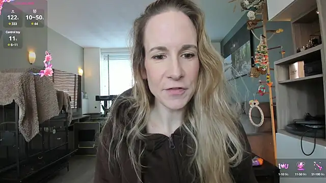 Snapshot of NaomiAndFriends chatting on February 3, 2025, 10:03 am NaomiAndFriends online show from February 3, 2025, 10:03 am