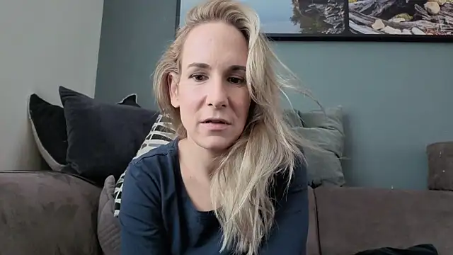 Snapshot of NaomiAndFriends chatting on September 22, 2025, 11:23 am NaomiAndFriends online show from September 22, 2025, 11:23 am