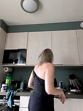 Snapshot of NaomiAndFriends chatting on November 30, 2025, 12:53 pm NaomiAndFriends online show from November 30, 2025, 12:53 pm