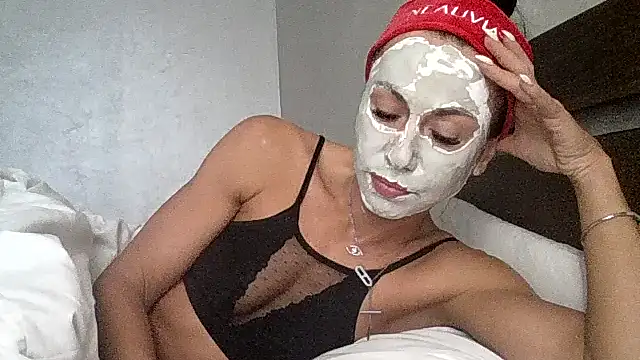 Snapshot of JulianaGold1 chatting on October 19, 2025, 11:33 am JulianaGold1 online show from October 19, 2025, 11:33 am