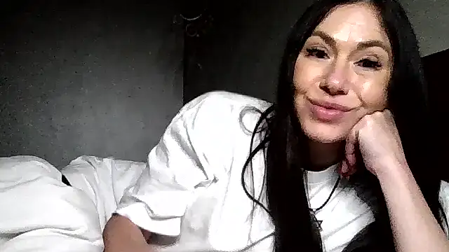 Snapshot of JulianaGold1 chatting on December 15, 2025, 8:46 pm JulianaGold1 online show from December 15, 2025, 8:46 pm