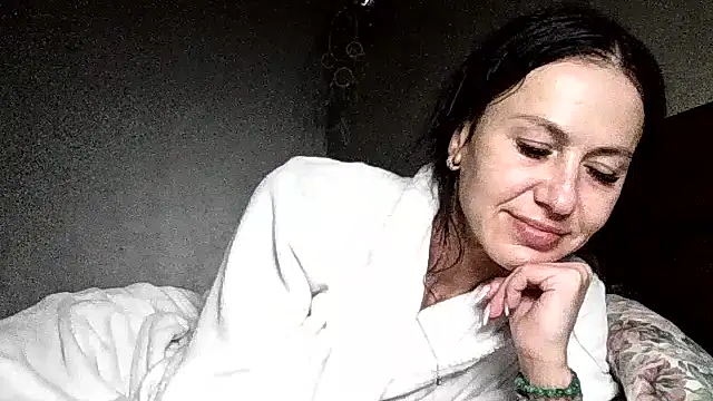 JulianaGold1 online show from May 19, 2026, 9:21 pm