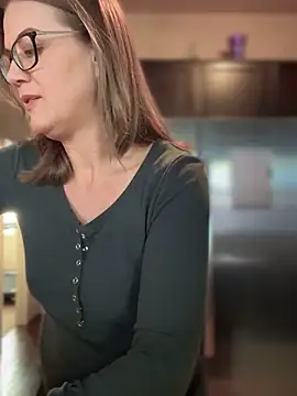 MaiseKnox online show from November 11, 2025, 9:59 pm