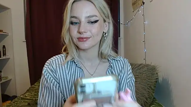 Snapshot of April_LoveUK chatting on January 21, 2025, 10:41 pm April LoveUK online show from January 21, 2025, 10:41 pm